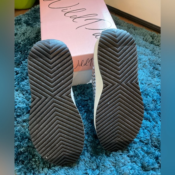 New Wild Pair Highfive Lace-Up Low-Top Sneakers - Size 8 - Picture 9 of 9